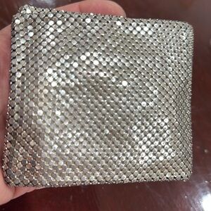 Vintage whiting & Davis Elegant Silver Mesh wallet coin kiss closure Clutch
